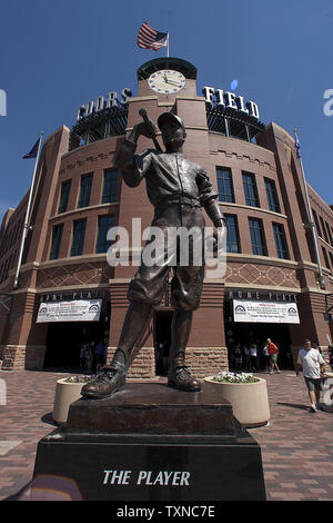 Eine Statue namens "steht der Spieler" ausserhalb der vorderen Eingang bei Coors Field, bevor die Colorado Rockies host die San Francisco Giants am 4. August 2010 in Denver. Die Riesen halten drei Spiel führen in der Nationalen Liga Wild Card Stellungen. UPI Foto/Gary C. Caskey Stockfoto