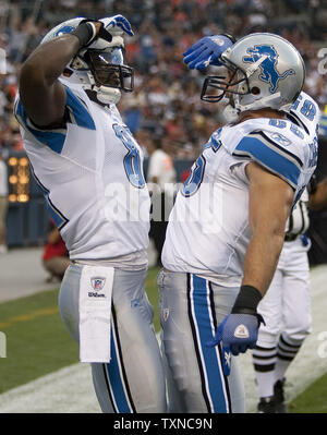 Detroit Lions wide receiver Calvin Johnson (L) und tight end Tony Scheffler exchange Mile High begrüßt, nachdem Johnson zählte auf einem 20 Yard Touchdown pass Rezeption im ersten Viertel gegen die Denver Broncos am Invesco Field at Mile High am 21. August 2010 in Denver. Scheffler ist ein ehemaliger Broncos fest. UPI/Gary C. Caskey Stockfoto