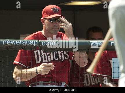 Arizona Diamondbacks manager Kirk Gibson gibt Signale während des Spiels gegen die Colorado Rockies at Coors Field am 12. September 2010 in Denver. Die Rockies schlagen die Diamantmarkierungen 4-2 ihren Zehnten gerade Spiel zu gewinnen. UPI/Gary C. Caskey Stockfoto