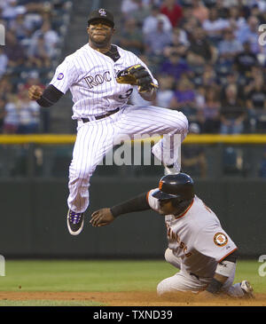 Colorado Rockies zweiter Basisspieler Eric Young, Jr. (oben) drückt die San Francisco Giants shortstop Juan Uribe bei der Zweiten im dritten Inning bei Coors Field am 24. September 2010 in Denver. Die Riesen behielten ihre NL West Division Leitung mit einem 2-1 über die Rockies gewinnen. UPI/Gary C. Caskey Stockfoto