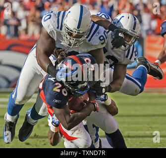 Indianapolis Colts Sicherheit Antoine Bethea (verdeckt), defensiv Dan Muir und linebacker Cody Glenn (R) packt Denver Broncos zurück läuft, Laurence Maroney nach einem 28-Yard-pass Rezeption während des vierten Quartals bei Invesco Field at Mile High am 26. September 2010 in Denver. Die colts (2-1) besiegt die Broncos (1-2) 27-13. UPI/Gary C. Caskey Stockfoto