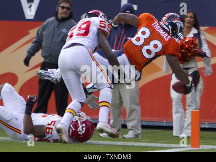 Kansas City Chiefs Jovan Belcher und Derrick Johnson push Denver Broncos wide receiver Demaryius Thomas (88) Aus Grenzen an der ein Yard Linie auf einem 22 Yard Pass im zweiten Quartal Invesco Field at Mile High in Denver am 14. November 2010. Die Leiter führen die AFC West Division. UPI/Gary C. Caskey Stockfoto