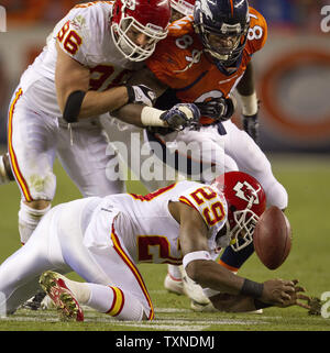 Kansas City Chiefs Sicherheit Eric Berry (29) Bricht ein Pass für die Denver Broncos tight end Daniel Graham im dritten Quartal am Invesco Feld an der Meile hoch in Denver am 14. November 2010. Denver schlagen die AFC West Division leader Kansas City 49-29. UPI/Gary C. Caskey Stockfoto