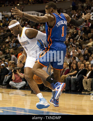 Denver Nuggets, Al Harrington (7) verliert die Kugel fahren gegen die New York Knicks, Amare Stoudemire im ersten Quartal bei der Pepsi Center in Denver am 16. November 2010. UPI/Gary C. Caskey Stockfoto