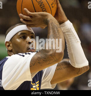 Denver Nuggets Carmelo Anthony vorwärts erwärmt sich bei der Pepsi Center in Denver am 16. November 2010. UPI/Gary C. Caskey Stockfoto