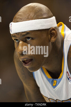 Denver Nuggets, Al Harrington wartet auf einen freien gegen die New York Knicks in der Pepsi Center in Denver am 16. November 2010 werfen. UPI/Gary C. Caskey Stockfoto