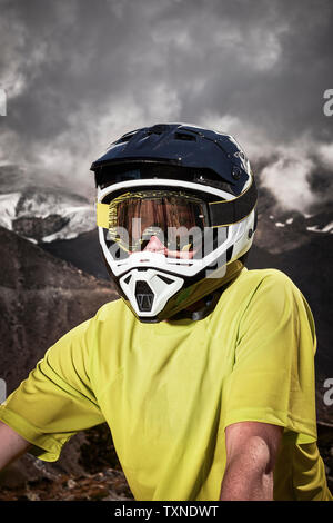 Portrait von Mountainbiker das Tragen von Helm, Saas-Fee, Wallis, Schweiz Stockfoto