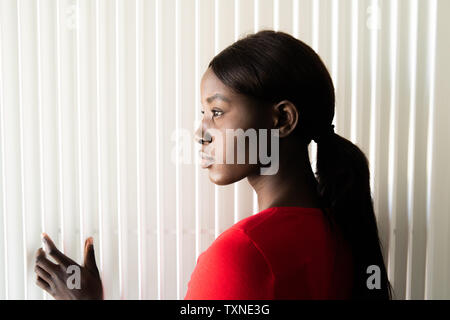 Junge Frau in Rot t-shirt, Kopf und Schulter Profil Portrait Stockfoto