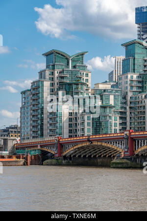 St George Wharf Cluster von niedrigen und mittleren Anstieg Apartment Blocks. In der Nähe des Tower, auch bekannt als Vauxhall Turm ist St George Wharf Tower genannt. Stockfoto