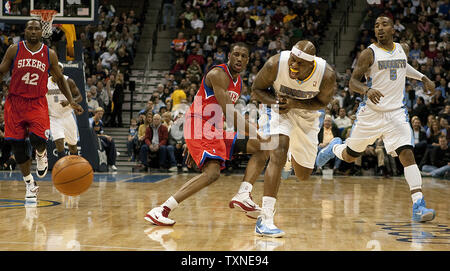 Denver Nuggets, Al Harrington (C) reagiert der Schmerzen nach Philadelphia 76ers, Thaddeus Young an der Kugel in der ersten Hälfte bei der Pepsi Center in Denver am 26. Dezember 2010. UPI/Gary C. Caskey Stockfoto
