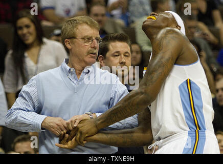 Denver Nuggets Cheftrainer Jim Gillen arbeitet auf Vorwärts verletzt Al Harrington in der ersten Hälfte gegen die Philadelphia 76ers bei der Pepsi Center in Denver am 26. Dezember 2010. UPI/Gary C. Caskey Stockfoto