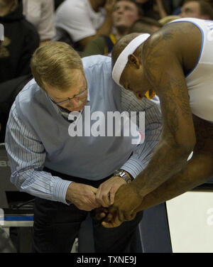 Denver Nuggets Cheftrainer Jim Gillen arbeitet auf Vorwärts verletzt Al Harrington in der ersten Hälfte gegen die Philadelphia 76ers bei der Pepsi Center in Denver am 26. Dezember 2010. UPI/Gary C. Caskey Stockfoto