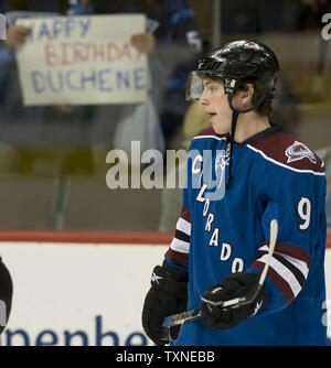 Ein Ventilator hilft Colorado Avalanche anfängermitte Matt Duchene sein 19. Lebensjahr vor dem Spielen die New Jersey Devils bei der Pepsi Center in Denver am 16. Januar 2010 feiern. UPI/Gary C. Caskey.. Stockfoto