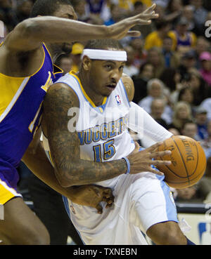 Denver Nuggets, Carmelo Anthony (15) Enten unter Los Angeles Lakers Ron Artest im ersten Quartal bei der Pepsi Center in Denver am 21. Januar 2011. UPI/Gary C. Caskey Stockfoto