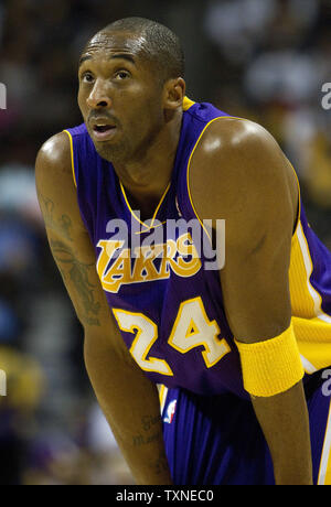 Los Angeles Lakers guard Kobe Bryant Uhren kostenlos gegen die Denver Nuggets im ersten Quartal werfen bei der Pepsi Center in Denver am 21. Januar 2011. UPI/Gary C. Caskey Stockfoto