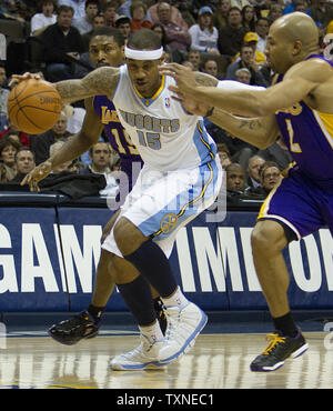 Denver Nuggets, Carmelo Anthony (15) Laufwerke zwischen den Los Angeles Lakers Ron Artest (L) und Derek Fisher (R) im ersten Quartal bei der Pepsi Center in Denver am 21. Januar 2011. UPI/Gary C. Caskey Stockfoto