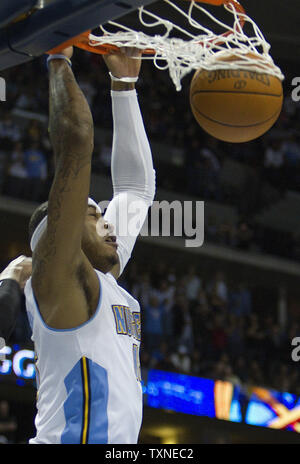 Denver Nuggets Carmelo Anthony vorwärts Dunks gegen die Los Angeles Lakers im ersten Quartal bei der Pepsi Center in Denver am 21. Januar 2011. UPI/Gary C. Caskey Stockfoto