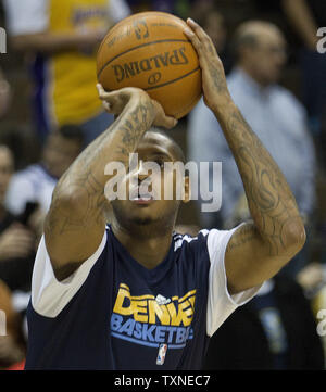 Denver Nuggets Carmelo Anthony vorwärts erwärmt sich während der Spielzeit in der Pepsi Center in Denver am 21. Januar 2011. UPI/Gary C. Caskey Stockfoto