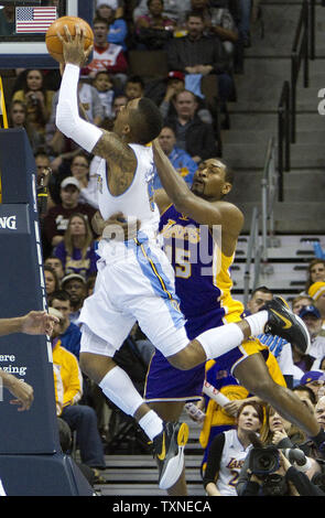 Los Angeles Lakers forward Ron Artest (15) fouls Denver Nuggets J.R. Smith bei der Pepsi Center in Denver am 21. Januar 2011. Die Lakers, die Nuggets 107-97. UPI/Gary C. Caskey Stockfoto