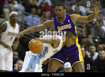 Denver Nuggets guard J.R. Smith (C) versucht ein Foul von Los Angeles Lakers forward Ron Artest bei der Pepsi Center in Denver am 21. Januar 2011 zu ziehen. Die Lakers, die Nuggets 107-97. UPI/Gary C. Caskey Stockfoto