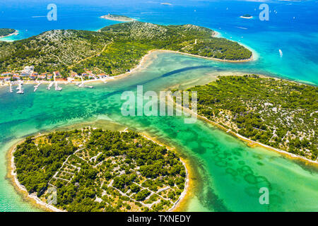 Schöne blaue Meer an der Kroatischen Adria, Mittelmeer Stein Inseln Luftaufnahme im Archipel Murter, yachting Paradies Stockfoto