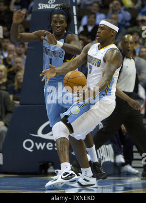 Memphis Grizzlies Vorwärtsdemarre Carroll Tipps die Kugel weg von Denver Nuggets, Al Harrington im ersten Quartal bei der Pepsi Center in Denver am 22. Februar 2011. UPI/Gary C. Caskey Stockfoto