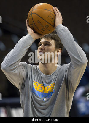 Denver Nuggets, Danilo Gallinari erwärmt sich bei der Pepsi Center in Denver am 24. Februar 2011. Gallinari war von der New York Knicks in einem Handel, die Nuggets Carmelo Anthony zu den Knicks geschickt erworben. UPI/Gary C. Caskey Stockfoto