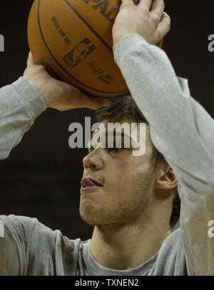 Denver Nuggets, Danilo Gallinari erwärmt sich bei der Pepsi Center in Denver am 24. Februar 2011. Gallinari war von der New York Knicks in einem Handel, die Nuggets Carmelo Anthony zu den Knicks geschickt erworben. UPI/Gary C. Caskey Stockfoto