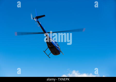 Hubschrauber fliegen gegen den blauen Himmel, Low Angle View, Cape Town, Western Cape, Südafrika Stockfoto