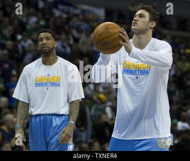 Von der New York Knicks, New Denver Nuggets Wilson Chandler (L) und Danilo Gallinari aufwärmen, bevor die Boston Celtics Spiel im Pepsi Center in Denver am 24. Februar 2011. Gallinari erwarb einen Ausgangspunkt in seinem ersten Spiel als Nuggets. UPI/Gary C. Caskey Stockfoto