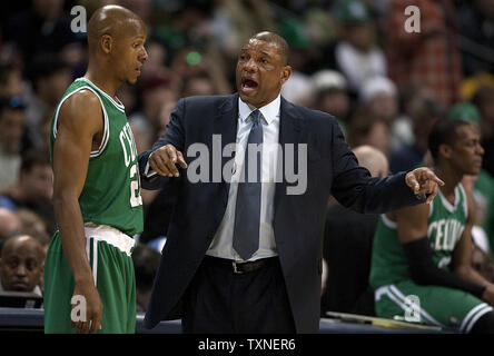 Boston Celtics Head Coach Doc Rivers spricht mit Ray Allen während des vierten Quartals gegen die Denver Nuggets in der Pepsi Center in Denver guard am 24. Februar 2011. Die Nuggets schlagen die Celtics 89-75 für ihre zweite gerade gewinnen, da der Handel star vorwärts Carmelo Anthony. UPI/Gary C. Caskey Stockfoto