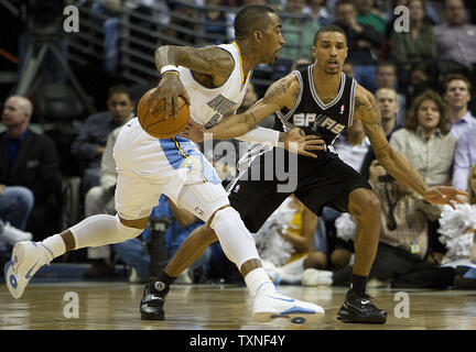 Denver Nuggets guard J.R. Smith (L) sucht für seinen Schuß gegen San Antonio Spurs Reserveschutz George Hill im ersten Quartal bei der Pepsi Center in Denver am 23. März 2011. Die spurs selbst die beste Aufzeichnung in der NBA am 57-13 Eingabe in das Spiel gegen die Nuggets. UPI/Gary C. Caskey Stockfoto