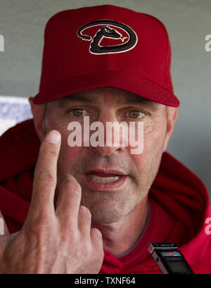 Arizona Diamondbacks manager Kirk Gibson Gesten während dugout Pressekonferenz bei Coors Field am Eröffnungstag in Denver am 1. April 2011. UPI/Gary C. Caskey Stockfoto