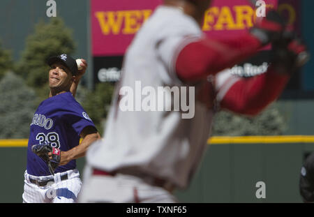 Colorado Rockies Krug Ubaldo Jimenez wirft gegen die Arizona Diamondbacks im ersten Inning bei Coors Field am Eröffnungstag in Denver am 1. April 2011. UPI/Gary C. Caskey Stockfoto