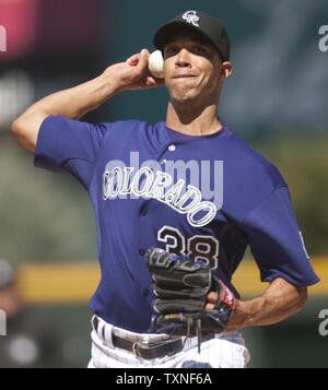 Colorado Rockies Krug Ubaldo Jimenez wirft gegen die Arizona Diamondbacks im ersten Inning bei Coors Field am Eröffnungstag in Denver am 1. April 2011. UPI/Gary C. Caskey Stockfoto