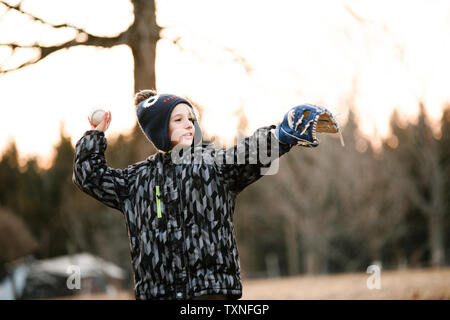 Junge Vorbereitung baseball ball im ländlichen Bereich zu werfen Stockfoto