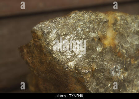 Die vielen Facetten einer großen Stück komplexe Sulfit Golderz ist auf Anzeige an der Phoenix gold mine in Idaho Springs, Colorado am 12. Mai 2011. Der Preis von Gold heute ist $ 1504.05 pro Feinunze. UPI/Gary C. Caskey Stockfoto