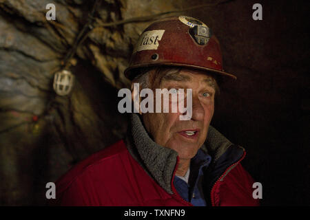 Besitzer Alvin Mosch hält auf der Innenseite der Warnung über die Geschichte der Phoenix gold mine in Idaho Springs, Colorado am 12. Mai 2011 zu sprechen. Der Preis von Gold heute ist $ 1504.05 pro Feinunze. UPI/Gary C. Caskey Stockfoto