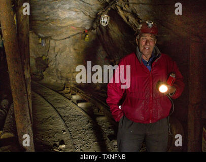 Besitzer Alvin Mosch hält auf der Innenseite der Warnung über die Geschichte der Phoenix gold mine in Idaho Springs, Colorado am 12. Mai 2011 zu sprechen. Der Preis von Gold heute ist $ 1504.05 pro Feinunze. UPI/Gary C. Caskey Stockfoto