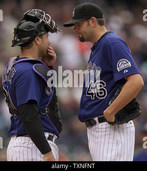 Colorado Rockies catcher Chris Iannetta Gespräche mit Krug Jason Hammel nach der San Diego Padres auf drei - home run im vierten Inning an Coors Field in Denver am 15. Mai 2011 erzielte. UPI/Gary C. Caskey Stockfoto