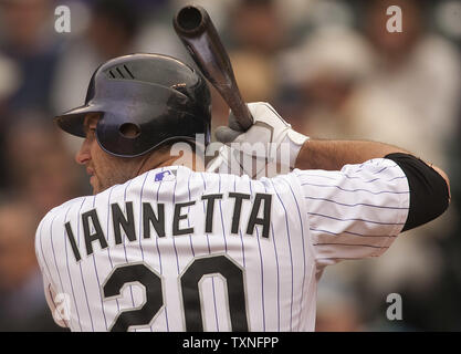 Colorado Rockies catcher Chris Iannetta Hiebe gegen die San Francisco Giants at Coors Field in Denver am 17. Mai 2011. Colorado beat San Francisco 5-3. UPI/Gary C. Caskey Stockfoto