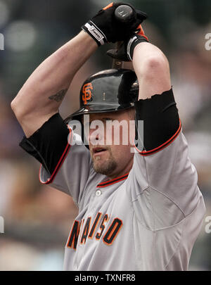 San Francisco Giants erste Basisspieler Aubrey Huff wärmt bis zu bat gegen die Colorado Rockies at Coors Field in Denver am 17. Mai 2011. Die Riesen verloren zu den Rockies, 5-3. UPI/Gary C. Caskey Stockfoto