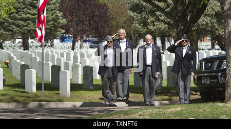 Gruß Veteranen wie Taps wird während einer U.S. Navy Beerdigung gespielt erfolgt nach Freiwilligen platziert amerikanische Flaggen auf den Grabstätten in der Vorbereitung für das Memorial Day am Fort Logan National Cemetery in Denver am 28. Mai 2011. Memorial Day gefeiert wird am 30. Mai ehrt alle Streitkräfte, Männer und Frauen, die in den Militärdienst zu den Vereinigten Staaten enthalten. UPI/Gary C. Caskey Stockfoto