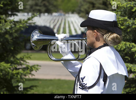 Taps wird während einer U.S. Navy Beerdigung statt am Fort Logan als Vorbereitung für das Memorial Day spielte weiterhin am Fort Logan National Cemetery in Denver am 28. Mai 2011. Memorial Day gefeiert wird am 30. Mai ehrt alle Streitkräfte, Männer und Frauen, die in den Militärdienst zu den Vereinigten Staaten enthalten. UPI/Gary C. Caskey Stockfoto