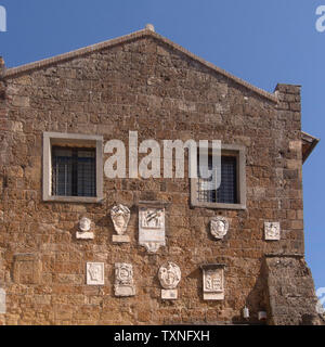 Der Palazzo Pretorio in Sovana, Grosseto, Italien. Mit antiken Reliefs. Stockfoto