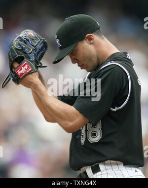 Colorado Rockies askrug Ubaldo Jimenez sah seine Aufzeichnung drop Nach dem Verlust an die Los Angeles Dodgers 10-8 bei Coors Field in Denver am Juni 12, 2011, 1-7. UPI/Gary C. Caskey Stockfoto