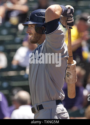 San Diego Padres rechter Feldspieler Chris Denorfia erstreckt sich vor den Colorado Rockies at Coors Field in Denver am 15. Juni 2011. UPI/Gary C. Caskey Stockfoto