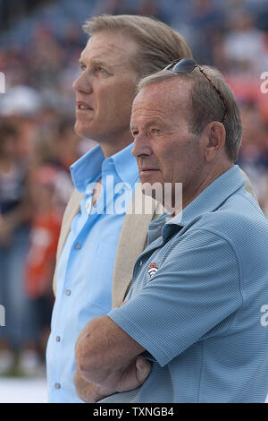 Denver Broncos Eigentümer Pat Bowlen (R) und Chief Executive und ehemaligen Quarterback John Elway watch Warm ups bei Sports Authority Feld an der Meile hoch in Denver am 20. August 2011. UPI/Gary C. Caskey Stockfoto