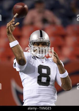 Oakland Raiders Quarterback Jason Campbell erwärmt sich bei Sports Authority Feld an der Meile hoch am 12. September 2011 in Denver. UPI/Gary C. Caskey Stockfoto