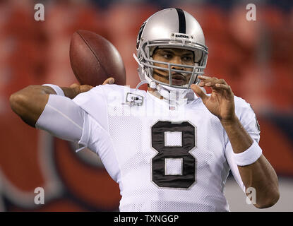 Oakland Raiders Quarterback Jason Campbell erwärmt sich bei Sports Authority Feld an der Meile hoch am 12. September 2011 in Denver. UPI/Gary C. Caskey Stockfoto
